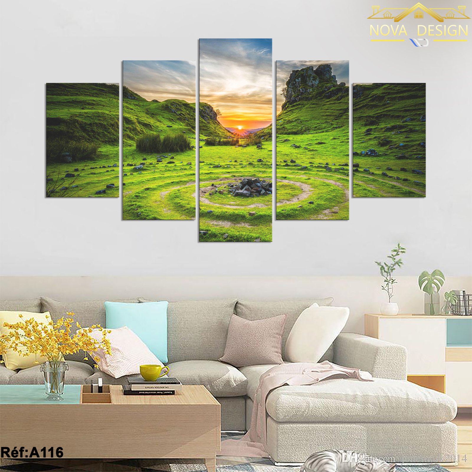 Tableau canvas 5 pièces paysage vert collines et cercle de pierres — paysage vert avec collines, cercle de pierres et affleurement rocheux