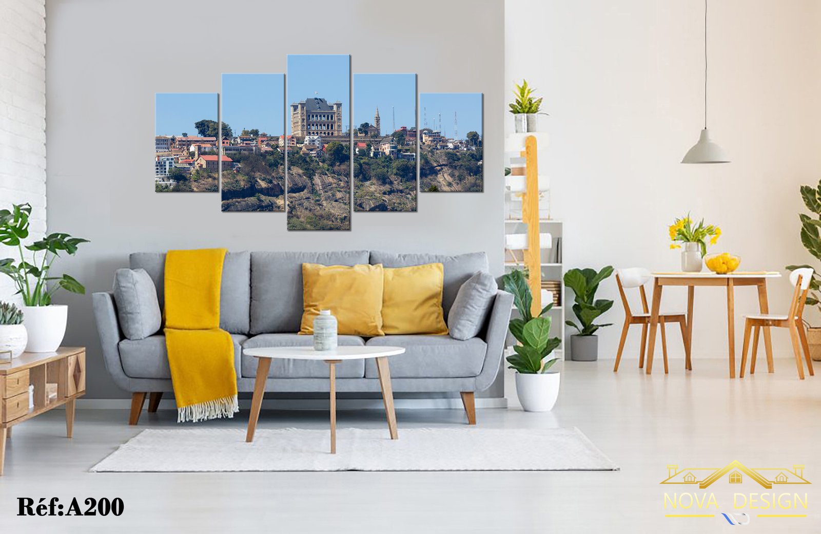 Tableau canvas panoramique d'une ville sur une colline Palais Rova Manjakamiadana — panorama d'une ville sur une colline avec un grand bâtiment historique